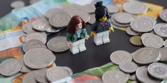 Legomännchen auf Geld.