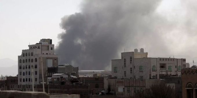 Am Sonntag standen Rauchsäulen über der jemenitischen Hauptstadt Sanaa. Jemen Brand Migrantenlager