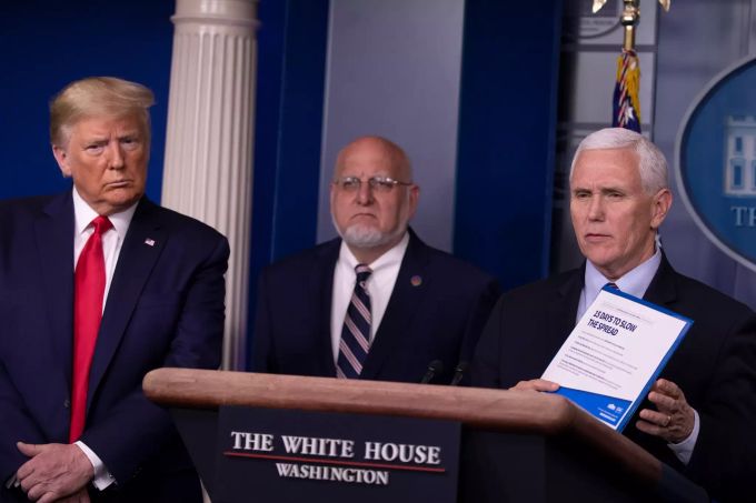 Ein Bild aus vergangenen Tagen: US-Präsident Donald Trump, mit CDC-Chef Robert Redfield und US-Vizepräsident Mike Pence. Coronavirus Robert Redfield USA