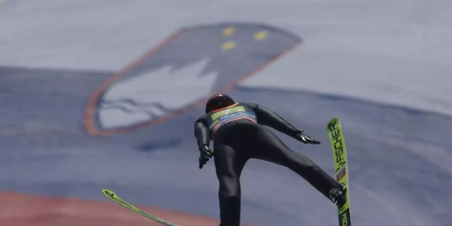 Windige Angelegenheit: Constantin Schmid beim Probe-Durchgang in Planica. Foto: -/AP/dpa