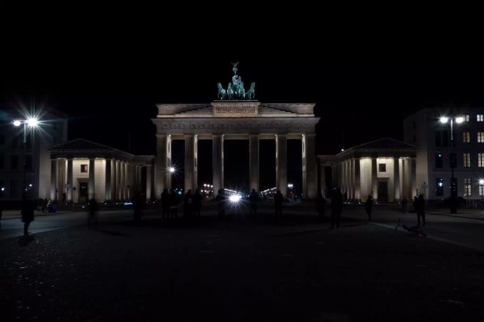 Das Brandenburgertor in Berlin liegt während der Earth Hour im Dunkeln. berlin