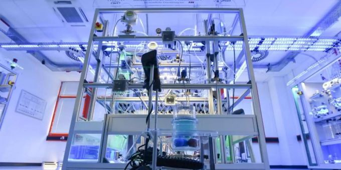 Ein Roboter fährt bei der Vorstellung einer vollautomatisierten Modellfabrik an der Universität Kassel durch den Raum. Foto: picture alliance / Uwe Zucchi/dpa Ein Roboter fährt bei der Vorstellung einer vollautomatisierten Modellfabrik an der Universität Kassel durch den Raum. Foto: picture alliance / Uwe Zucchi/dpa