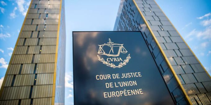 Das Bild zeigt ein Schild vor den Bürotürmen des Europäischen Gerichtshofs (EuGH) mit der Aufschrift «Cour de Justice de l'union Européene» im Europaviertel auf dem Kirchberg. EuGH in Luxemburg