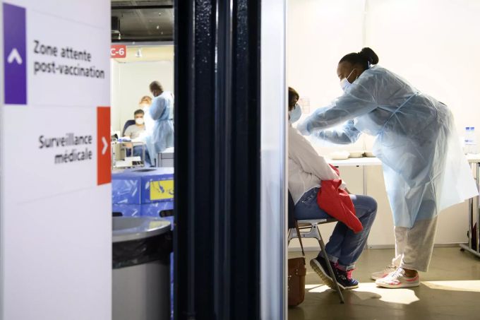 Eine Pflegende impft eine Person mit dem Moderna-Impfstoff gegen das Coronavirus, im Impfzentrum im Montreux Music & Convention Centre (2M2C) in Montreux VD. CORONA-IMPFUNG IMPFZENTRUM Montreux