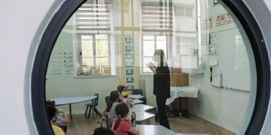 Schüler sitzen in einem Klassenzimmer in einer Grundschule in Jerusalem. Foto: Nir Alon/ZUMA Wire/dpa
