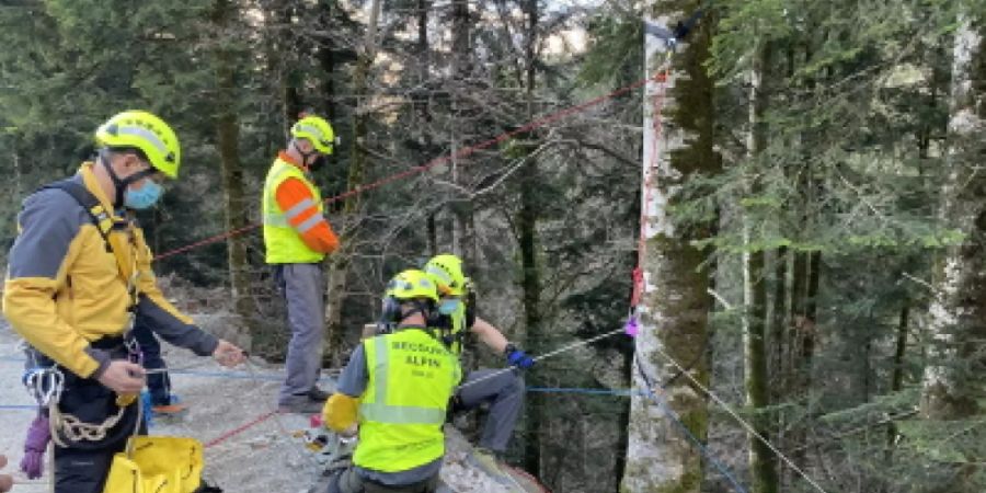 Rettungskräfte haben am Montagabend drei Canyoning-Sportler aus der Evi-Schlucht bei Albeuve FR gerettet. (Bild: Kantonspolizei Freiburg)