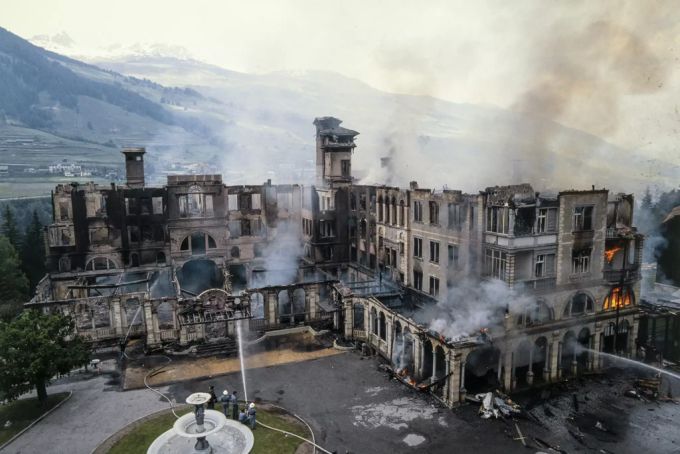 Die Feuerwehr während der Löscharbeiten des Grandhotel Waldhaus Vulpera. Grandhotel Waldhaus Vulpera