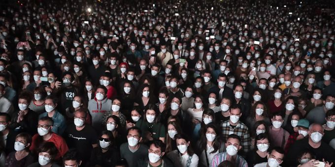 Menschen mit Mund-Nasen-Schutzbedeckung besuchen ein Konzert in Barcelona. (Symbolbild) konzert barcelona