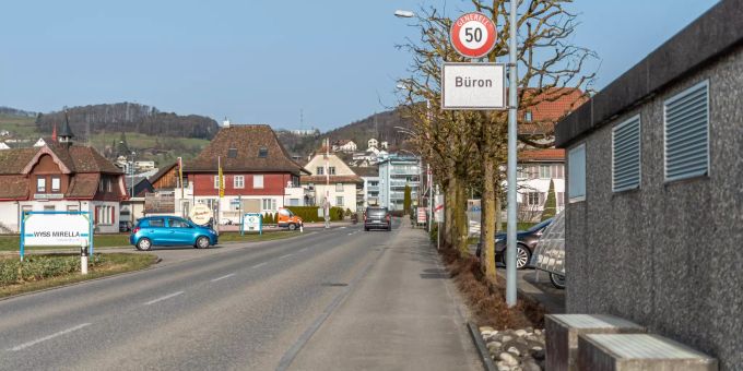 Ortsschild der Gemeinde Büron. Ortsschild der Gemeinde Büron.