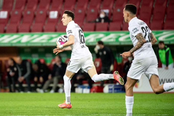 Trotz einem Treffer von Nati-Stürmer Ruben Vargas verliert der FC Augsburg gegen den 1. FC Köln mit 2:3. 1. FC Köln