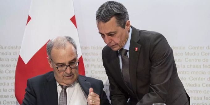 Guy Parmelin und Ignazio Cassis an einer Medienkonferenz zum Rahmenabkommen im Juni 2019. Parmelin Cassis Rahmenabkommen