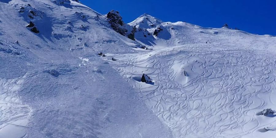 Zum Lawinenniedergang kam es am Samstag bei Hérémence im Gebiet «Greppon Blanc». Ein 17-jähriger Freerider starb.