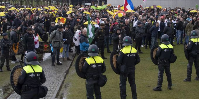 Die niederländische Polizei versucht, die Demonstration in Schach zu halten. Virus Outbreak Netherlands