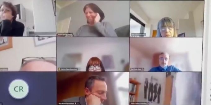 Die Gemeinderatssitzung in Hull wurde emotional geführt. zoom