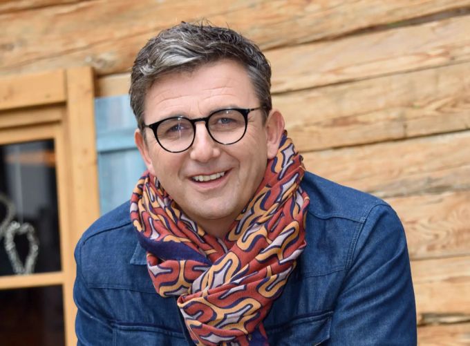Der deutsche Schauspieler Hans Sigel posiert für ein Foto. der bergdoktor