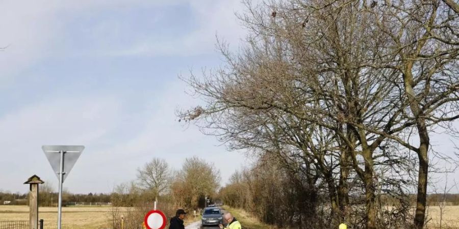 Polizei an einer Absperrung. Dänemark hat wegen der Corona-Lage in Flensburg mehrere kleinere Grenzübergänge geschlossen. Foto: Frank Molter/dpa