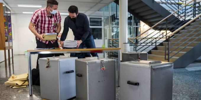Zwei Personen überprüfen am 7. März 2021 in Lausanne die Couverts mit den Stimmen. (Symbolbild) Waadt Wahlen