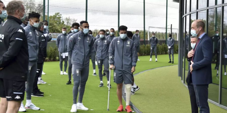 Der britische Prinz William, Herzog von Cambridge, spricht mit den Spielern von Aston Villa während eines Besuchs im Aston Villa High Performance Centre at Bodymoor Heath Training Centre. Foto: Rui Vieira/AP Pool/dpa