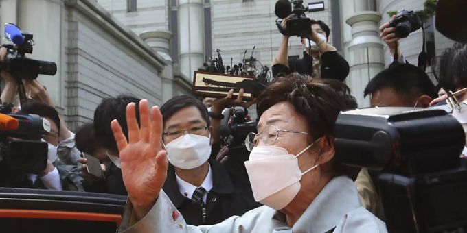 Lee Yong Soo (M), eine von 15 Überlebenden von der südkoreanischen Regierung anerkannten ehemaligen «Trostfrauen», die während des Krieges zur Arbeit in Japans Militärbordellen gezwungen wurden, spricht zu der der Presse. Foto: Ahn Young-Joon/AP/dpa Lee Yong Soo