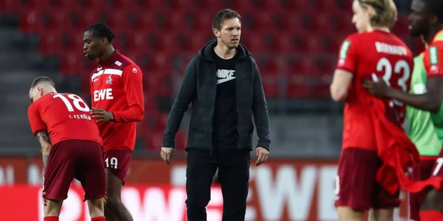 Leipzigs Trainer Julian Nagelsmann (M) geht nach dem der Niederlage an den jubelnden Kölnern vorbei. Foto: Rolf Vennenbernd/dpa Pool/dpa