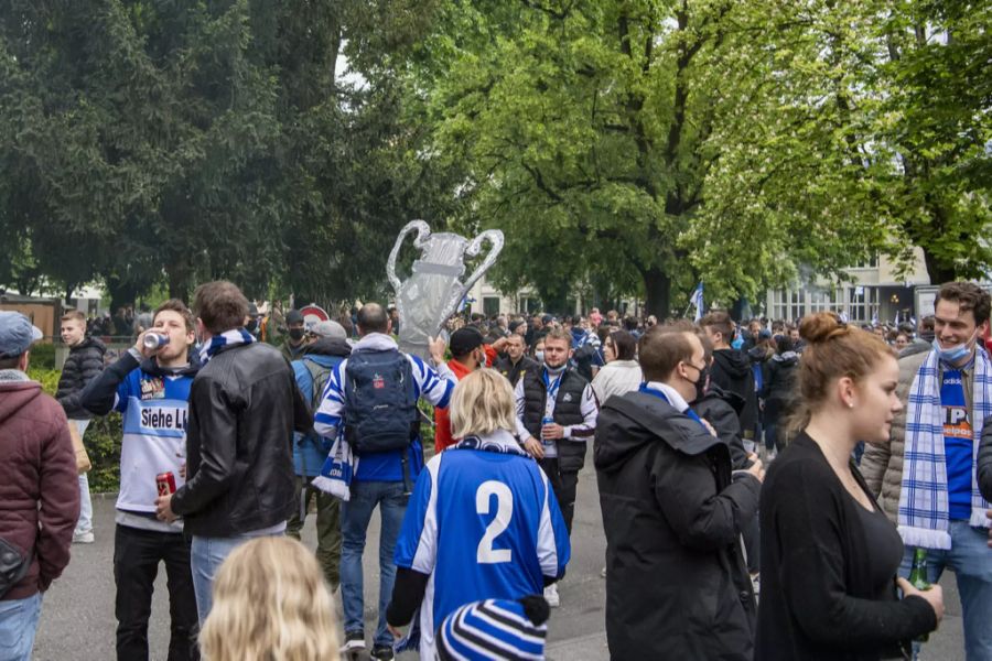 Viele Menschen trugen bei den Feiern zum gewonnen Cup in Luzern keine Masken.