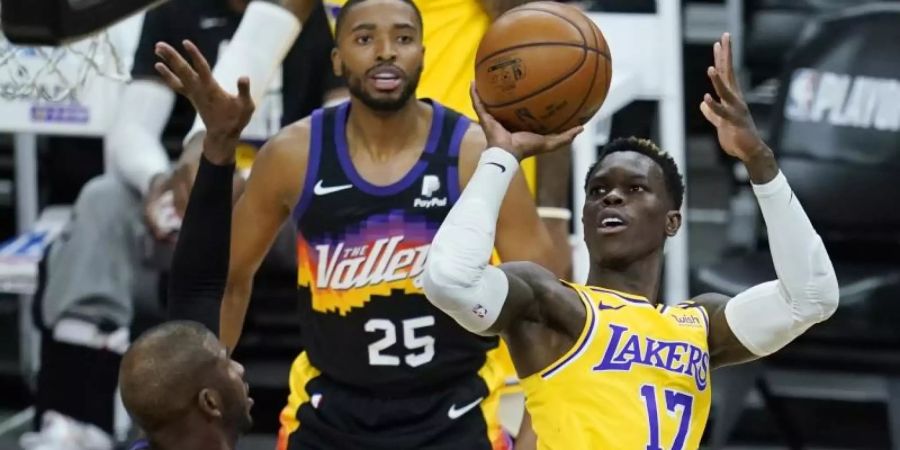 Dennis Schröder (r) spielte stark beim Lakers-Sieg in Phoenix. Foto: Ross D. Franklin/AP/dpa