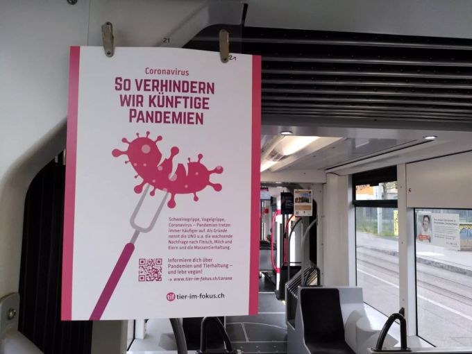 Hängekarton der Tierrechtsorganisation «Tier im Fokus» im Tram Bern. Vegan Kampagne TIF