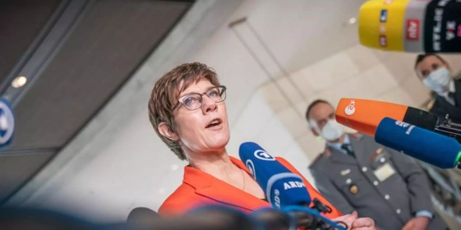Annegret Kramp-Karrenbauer spricht nach der Sitzung des Verteidigungsausschusses im Bundestag. Foto: Michael Kappeler/dpa