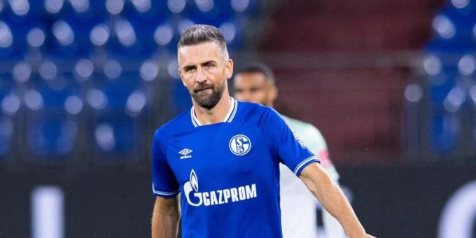 Gab nur ein kurzes Gastspiel im Trikot von Schalke 04: Vedad Ibisevic. Foto: Guido Kirchner/dpa Schalke 04