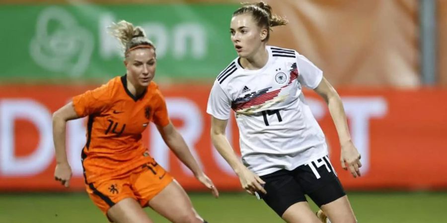 Die Niederländerin Jackie Groenen (l) kämpft gegen Laura Freigang um den Ball. Foto: Maurice Van Steen/ANP/dpa
