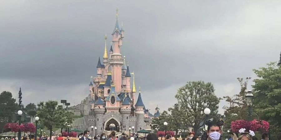 Europas meistbesuchter Freizeitpark will vier Monate nach seiner coronabedingten Schliessung wieder teilweise für Besucherinnen und Besucher geöffnet. Foto: Damon Smith/PA Wire/dpa