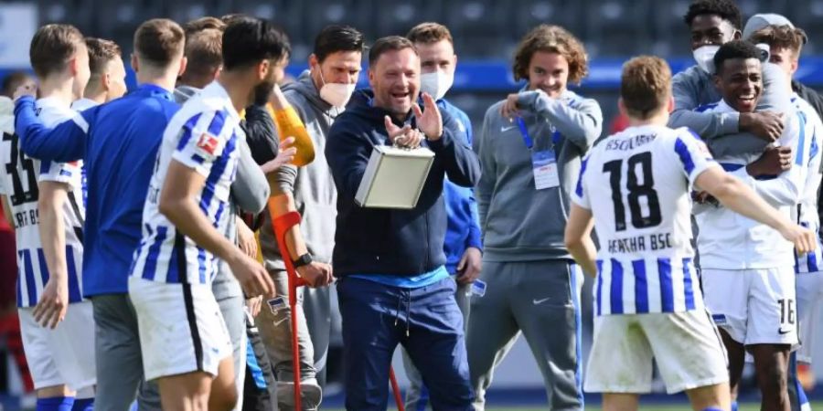 Trainer Pal Dardai (M.) führte Hertha BSC zum Klassenerhalt. Foto: Annegret Hilse/Reuters-Pool/dpa