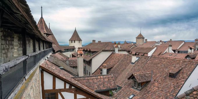 Blick von der Schloss Ringmauer auf die historische Altstadt von Murten. Blick von der Schloss Ringmauer auf die historische Altstadt von Murten.