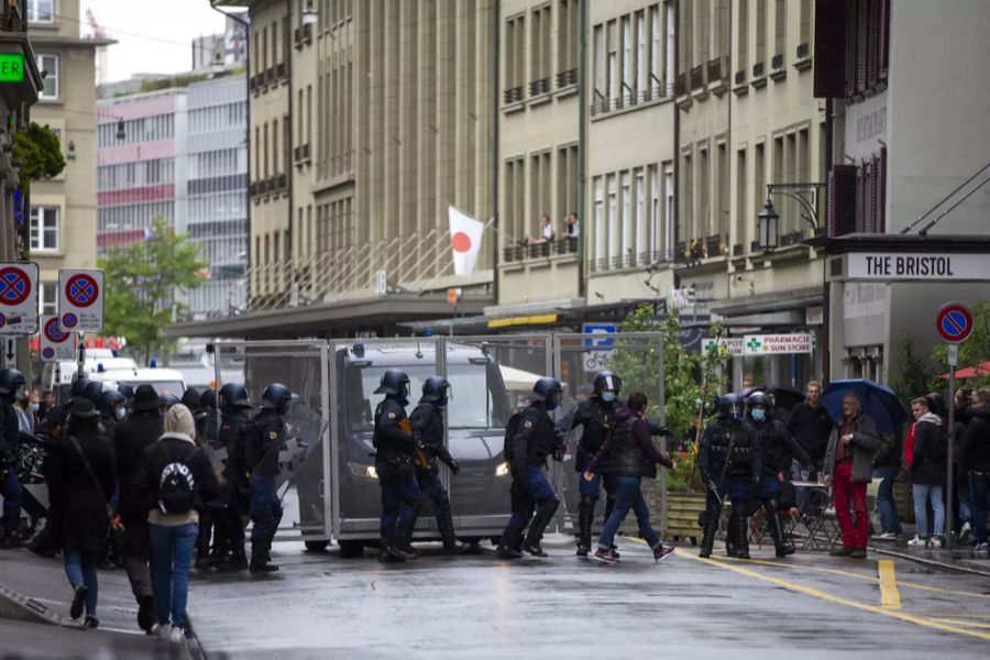 Polizisten sperren vergangenen Samstag nahe des Bundesplatzes in Bern eine Strasse.