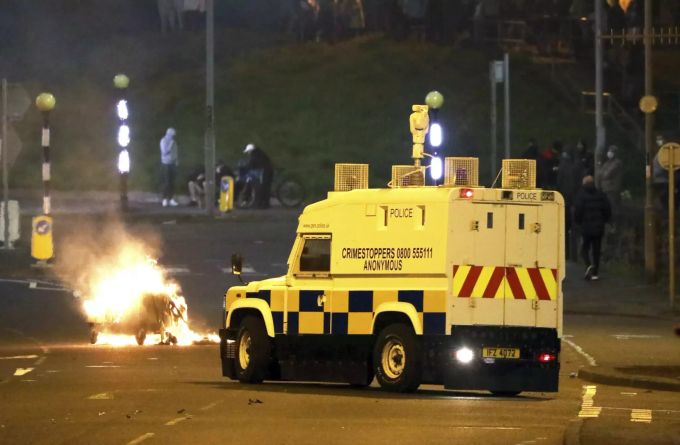 Am Wochenende kam es in Nordirland erneut zu gewaltsamen Ausschreitungen gegen die Polizei. Nordirland