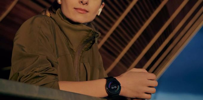 Die OnePlus Watch kommt in einem herkömmlicheren runden Design. Wear OS OnePlus