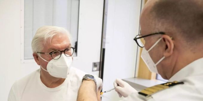 Bundespräsident Frank-Walter Steinmeier (l.) wird im Bundeswehrkrankenhaus mit dem Astrazeneca-Impfstoff geimpft. Foto: Steffen Kugler/Bundesregierung/dpa Bundespräsident Frank-Walter Steinmeier (l.) wird im Bundeswehrkrankenhaus mit dem Astrazeneca-Impfstoff geimpft. Foto: Steffen Kugler/Bundesregierung/dpa