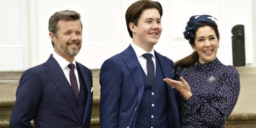 Prinz Christian (M) steht mit seinen Eltern Kronprinz Frederik von Dänemark und Kronprinzessin Mary nach seiner Konfirmation für ein gemeinsames Foto zusammen. Foto: Keld Navntoft/Ritzau Scanpix/AP/dpa