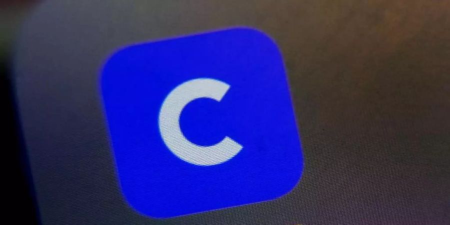 Das Logo der Coinbase-App ist auf dem Bildschirm eines Handys zu sehen. Foto: Richard Drew/AP/dpa