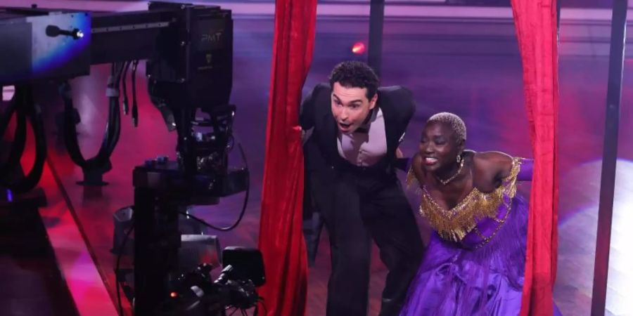 Auma Obama und Profitänzer Andrzej Cibis stehen bei der RTL-Tanzshow "Let's Dance" vor der Kamera. Foto: Andreas Rentz/Getty Images Europe-Pool/dpa