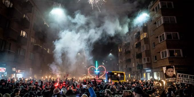 Menschen demonstrieren in Kopenhagen gegen die Corona-Beschränkungen. Kopenhagen