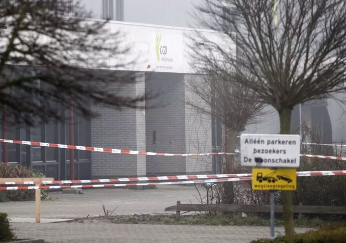 Die Polizei such das Gebäude mit dem Testzentrum im Innern nach weiteren möglichen Sprengsätzen ab. Corona-Testzentrum Explosion Niederlande