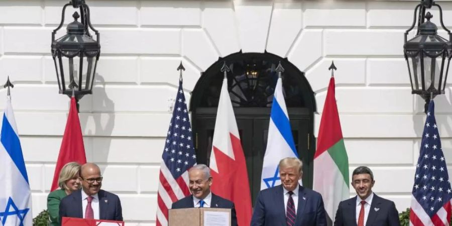 Der bahrainische Aussenminister Abdullatif bin Rashid Al Zayani (l-r), Israels Premier Benjamin Netanjahu, der damalige US-Präsident Donald Trump und der Aussenminister der Vereinigten Arabischen Emirate, Abdullah bin Zayed Al Nahyan, im vergangenen September vor dem Weissen Haus in Washington. Foto: Shealah Craighead/White House/dpa