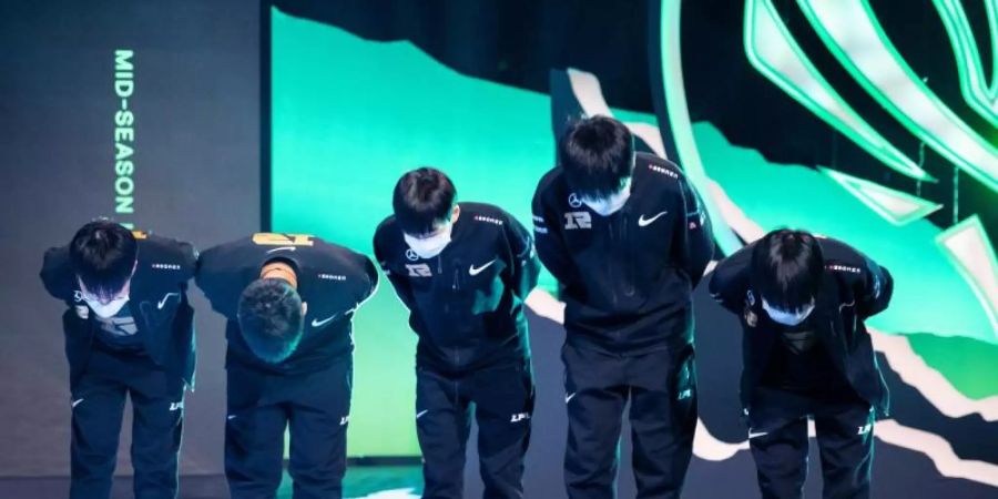 Das chinesische Team RNG hat sich im Finale gegen Damwon zum Sieger des internationalen LoL-Turniers MSI gekrönt. Foto: Colin Young-Wolff/Riot Games/dpa