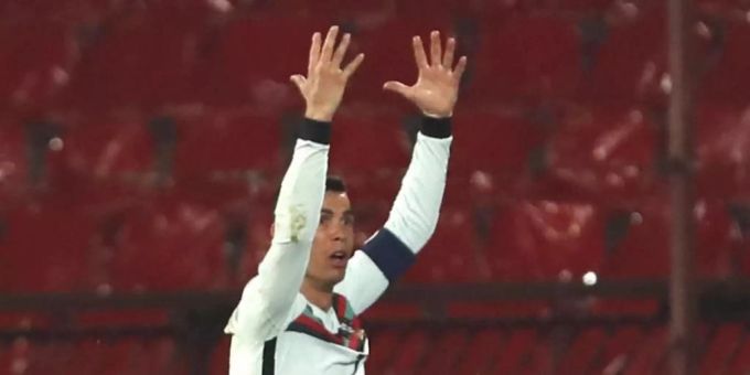 Regt sich im Spiel gegen Serbien über ein reguläres nicht gegebenes Tor auf: Portugals Kapitän Cristiano Ronaldo. Foto: Darko Vojinovic/AP/dpa Regt sich im Spiel gegen Serbien über ein reguläres nicht gegebenes Tor auf: Portugals Kapitän Cristiano Ronaldo. Foto: Darko Vojinovic/AP/dpa