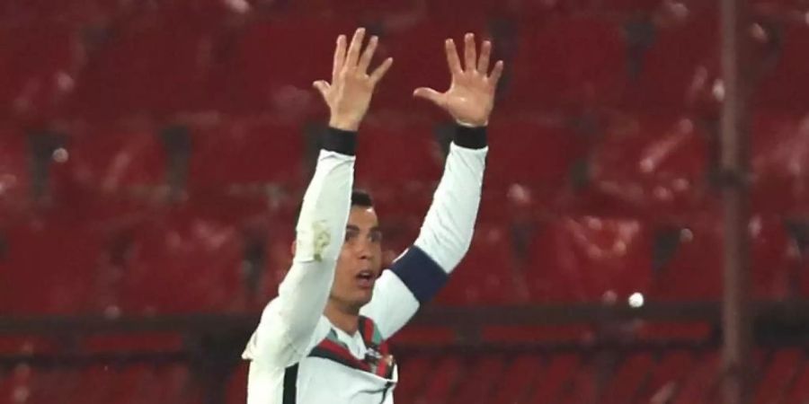 Regt sich im Spiel gegen Serbien über ein reguläres nicht gegebenes Tor auf: Portugals Kapitän Cristiano Ronaldo. Foto: Darko Vojinovic/AP/dpa