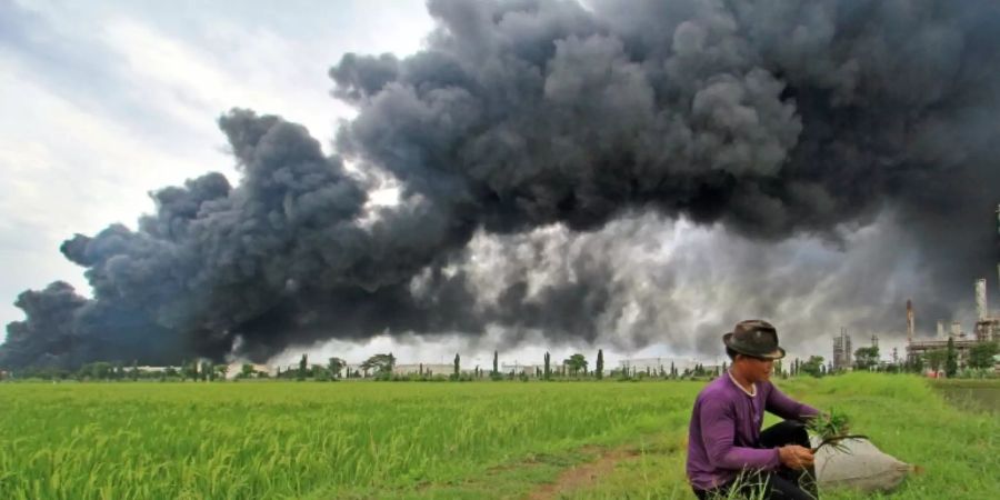 Rauchwolke über dem Brandort