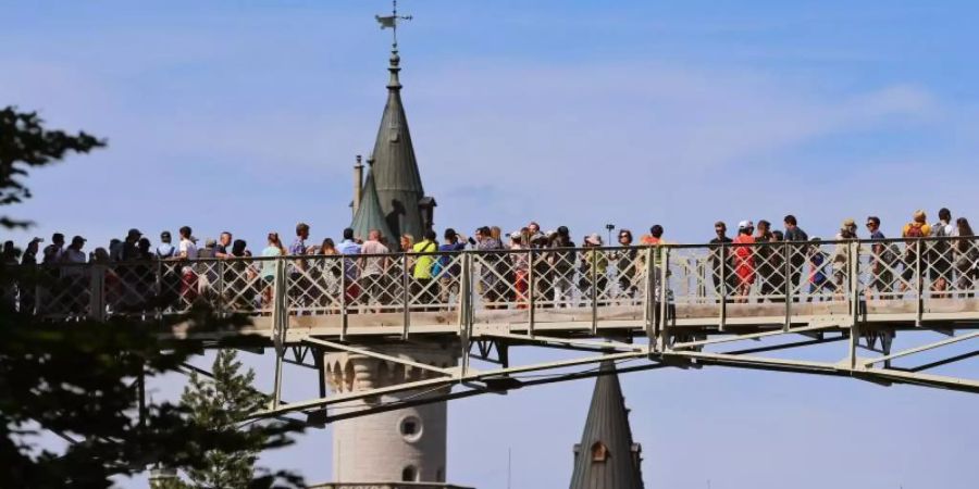 Die Marienbrücke am Schloss Neuschwanstein bleibt bis Herbst 2022 gesperrt. Grund sind statische Probleme. Foto: Karl-Josef Hildenbrand/Archiv/dpa