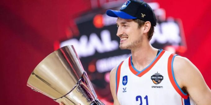 Istanbuls Tibor Pleiss hebt nach der Partie den Pokal in die Höhe. Foto: Marius Becker/dpa Istanbuls Tibor Pleiss hebt nach der Partie den Pokal in die Höhe. Foto: Marius Becker/dpa