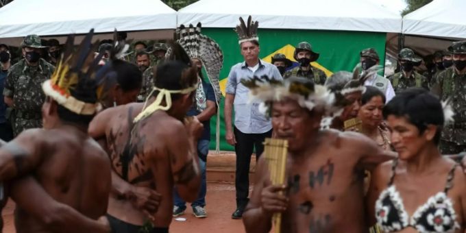 Bolsonaro bei Vertretern der Yanomami. Yanomami